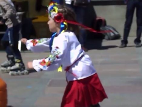 В оккупированном Севастополе маленькая участница роллер-фестиваля пришла в украинском костюме. Видео