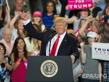 Во время выступления Трампа неизвестный бросил перед камерами российские флаги. Видео