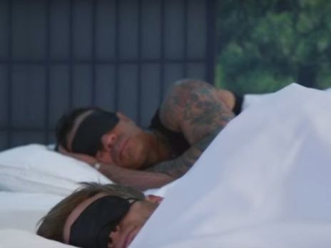 Британская сеть спортклубов открыла курс группового сна. Видео