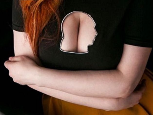 У Росії випустили жіночі футболки з декольте у вигляді Путіна