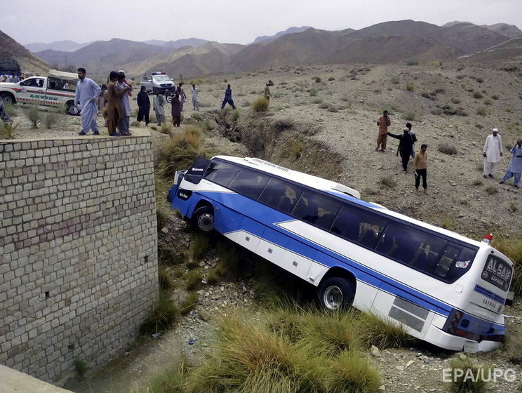 У Пакистані автобус упав в ущелину, щонайменше 11 людей загинуло