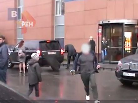 Російський телеканал опублікував кадри нападу на Навального, заретушувавши обличчя нападника. Відео