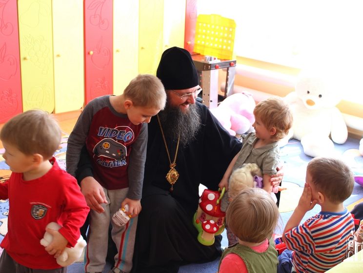 Віряни Київської єпархії передали дітям-сиротам Луганського будинку дитини №2 гуманітарну допомогу