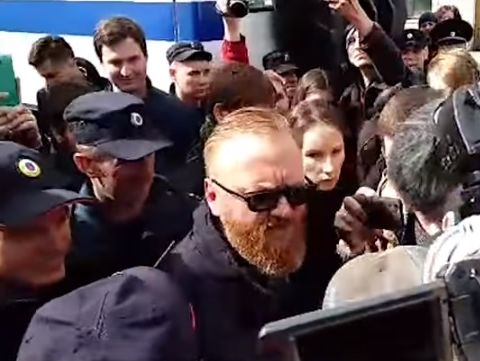 "Слышь, рыжий, вали отсюда": Полиция на демонстрации в Петербурге вывела Милонова из колонны представителей ЛГБТ. Видео
