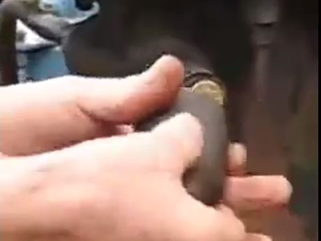 Дизельный двигатель старого трактора завели с помощью охотничьего патрона. Видео