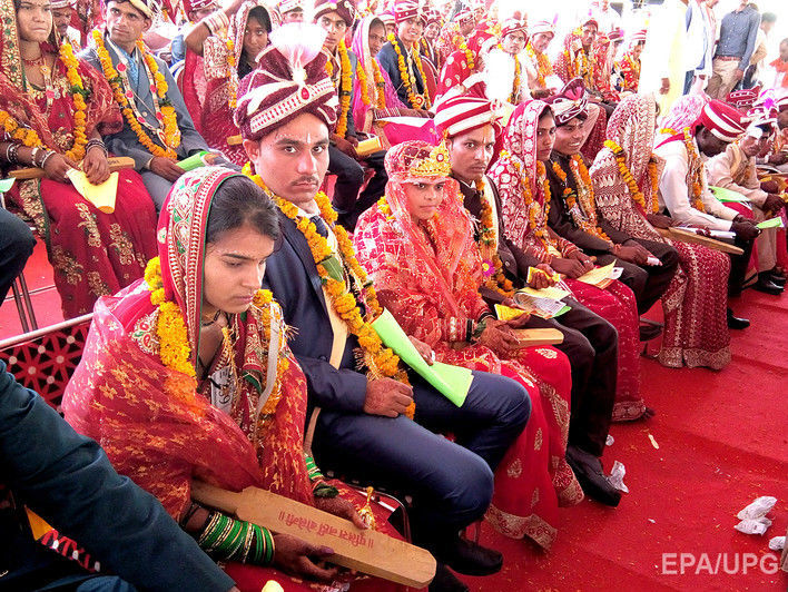 На массовой свадьбе в Индии невестам подарили биты для защиты от пьяных мужей