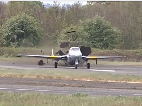 В Британии реактивный самолет при взлете сорвал полотно взлетно-посадочной полосы. Видео