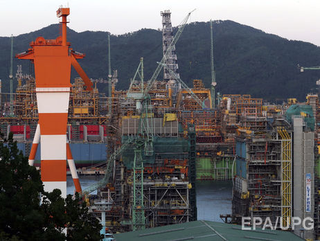 В результате падения 32-тонного строительного крана в Южной Корее погибло шесть человек