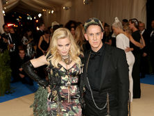Мадонна, Рианна, Кардашян, Роуз-Депп, Клосс пришли на церемонию Met Gala 2017. Фоторепортаж