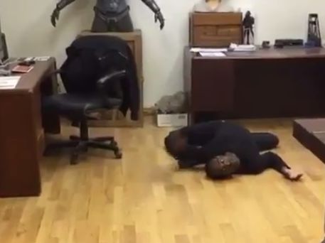 Обладающий чрезвычайной гибкостью канадец может пугать людей без грима. Видео