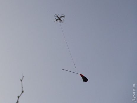 Над Куликовим полем в Одесі, де проходить поминальна акція, літає дрон із червоно-чорним прапором