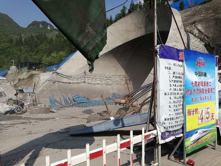 В Китае в строящемся железнодорожном тоннеле завалило 12 рабочих