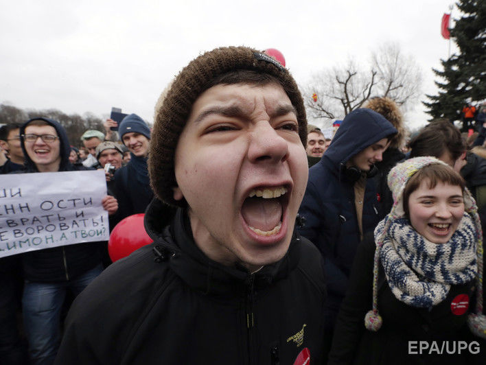 Вы реально сейчас можете стоять под угрозой изъятия из семьи – замдиректора школы в РФ ученикам, попавшим на митинг оппозиции