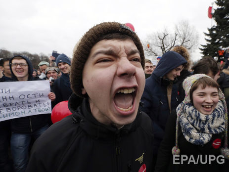 Вы реально сейчас можете стоять под угрозой изъятия из семьи – замдиректора школы в РФ ученикам, попавшим на митинг оппозиции