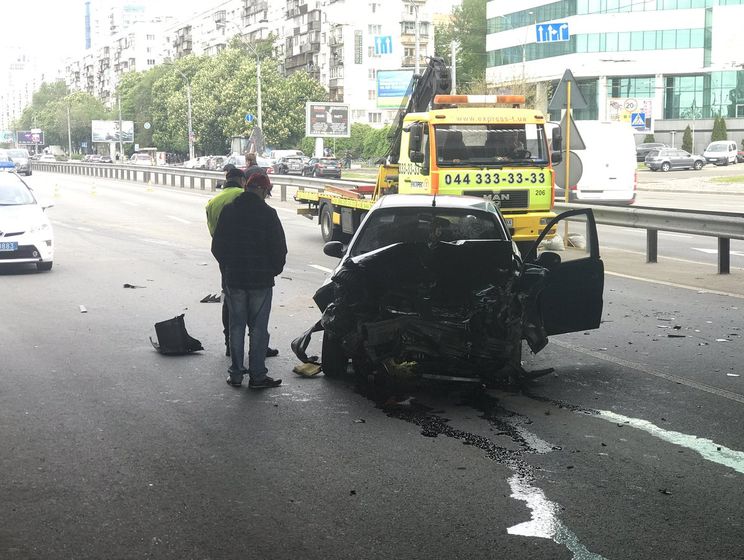 В Киеве произошло ДТП с участием трех авто, на проспекте Победы образовалась пробка