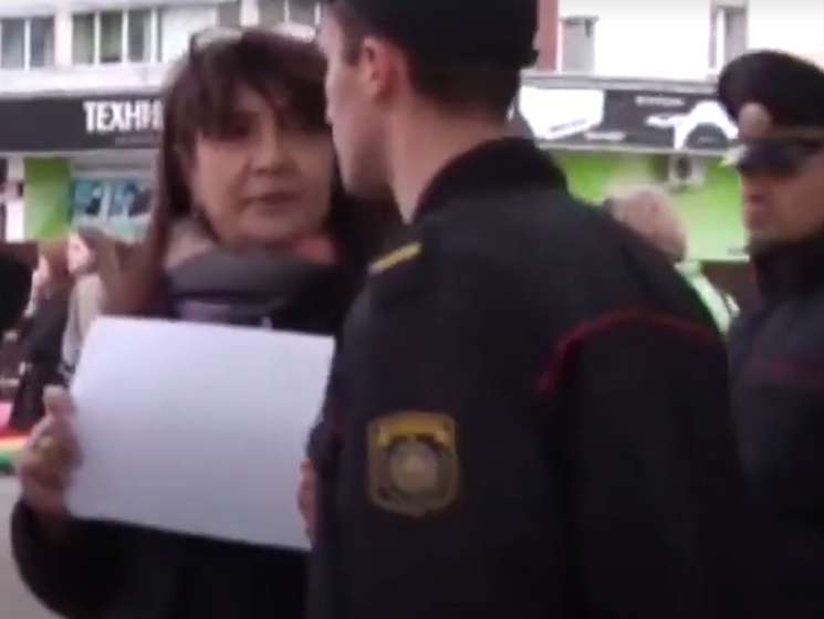У Білорусі затримали шістьох активістів за білий аркуш паперу. Відео