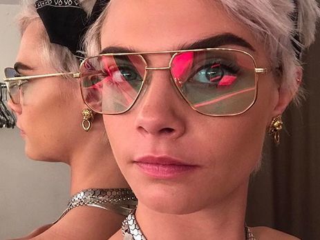 Делевинь показала бритую голову