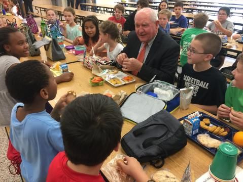 "Зробити шкільне харчування знову великим". У США пом'якшили запроваджені за Обами стандарти шкільних обідів