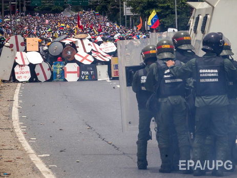 На улицах Венесуэлы возвели баррикады. Оппозиция требует новых выборов. Фоторепортаж