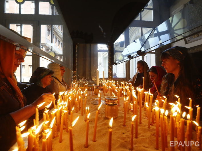 Слідчий комітет РФ перевіряє інформацію про дівчину, яка прикурила сигарету від свічок у храмі