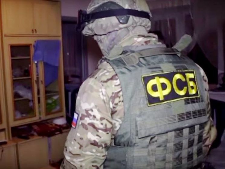 В окупованому Сімферополі силовики обшукали будинок кримського татарина і викликали його на допит