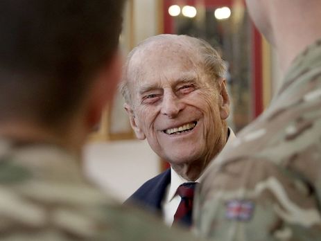 Муж королевы Елизаветы II принц Филипп отойдет от исполнения церемониальных обязанностей