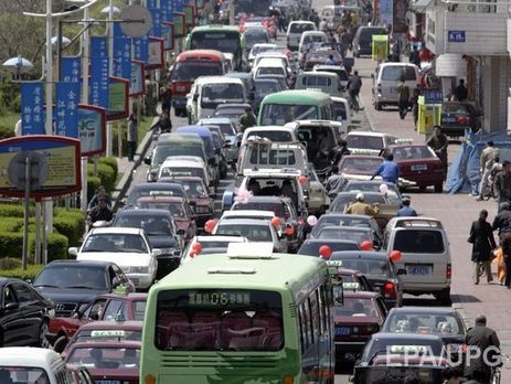 У Китаї в шестимісному мікроавтобусі їхали 40 робітників. Відео