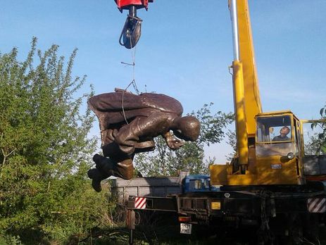 Украдений у Ніжині пам'ятник Бернесу знайшли в ямі на околиці міста