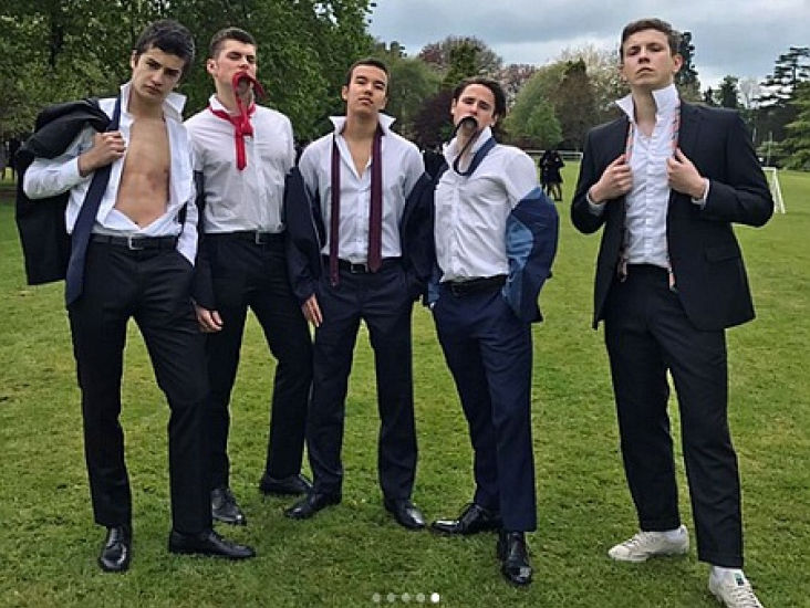 Cын Порошенко обнажил торс на снимке со студенческими друзьями