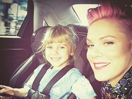 Дочь Pink играет в хирурга