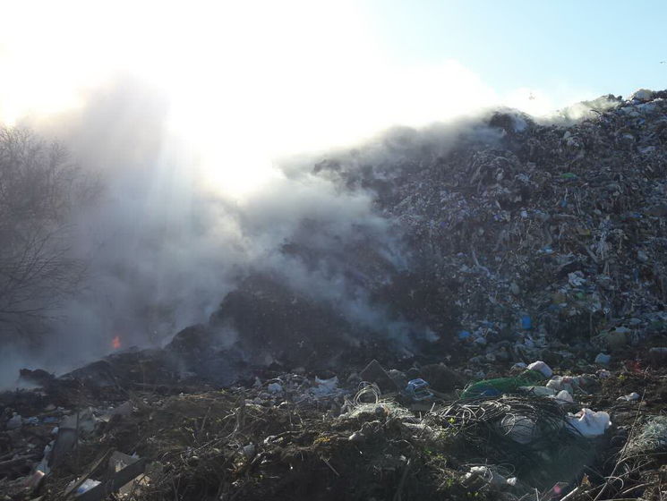 Под Харьковом горит свалка мусора