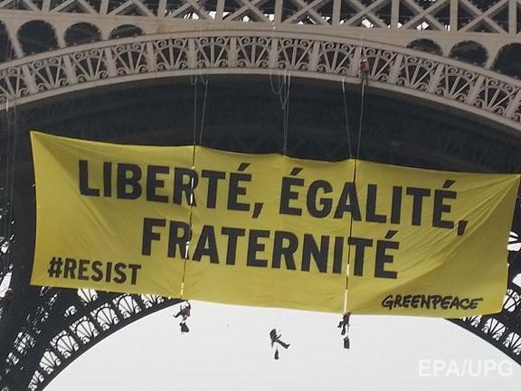 Активисты Greenpeace вывесили на Эйфелевой башне баннер против партии Ле Пен