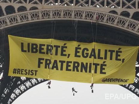 Активісти Greenpeace вивісили на Ейфелевій вежі банер проти партії Ле Пен