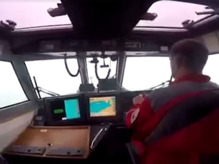 Команда украинского спасательного катера не допустила захвата судна российским кораблем в Черном море &ndash; Мининфраструктуры