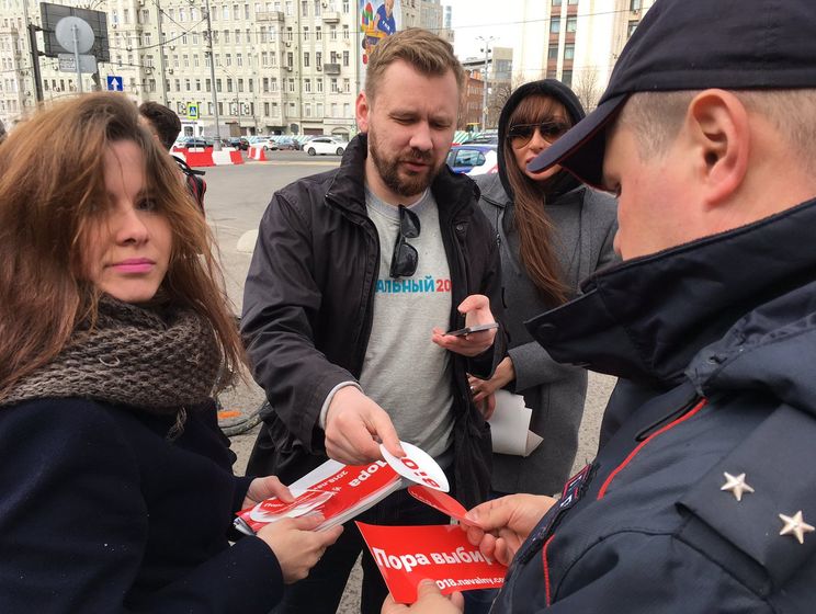 В метро Москвы сторонника Навального задержали за наклейку