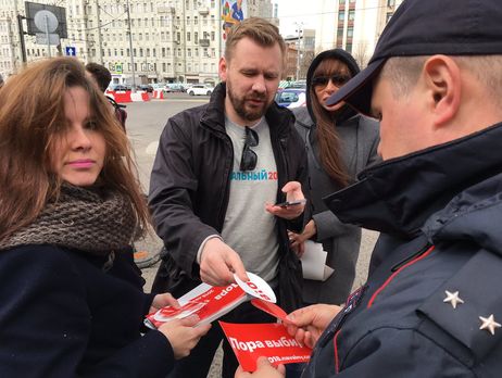 В метро Москвы сторонника Навального задержали за наклейку