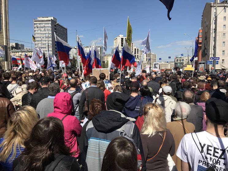 Зі сцени мітингу в Москві зірвали задник із написом "Досить Путіна! Досить війни! Досить мракобісся!"