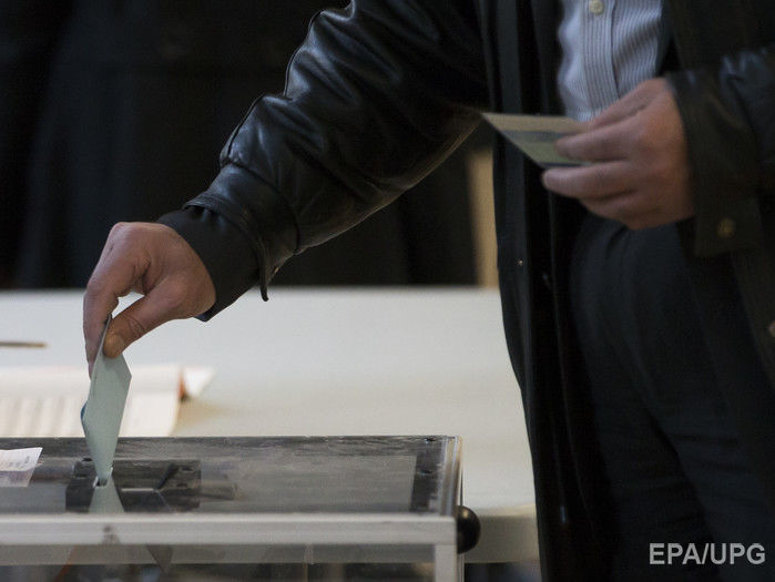 На заморских территориях Франции стартовал второй тур президентских выборов