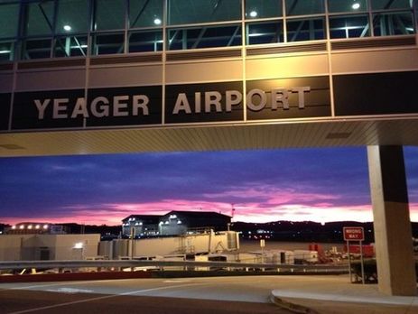 В США почтовый самолет при посадке упал с обрыва и разбился