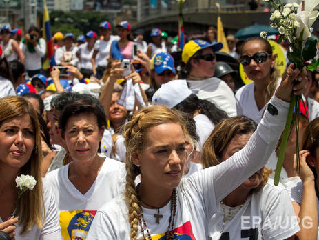 В Венесуэле женщины в белом и с розами в руках вышли на антиправительственные протесты 