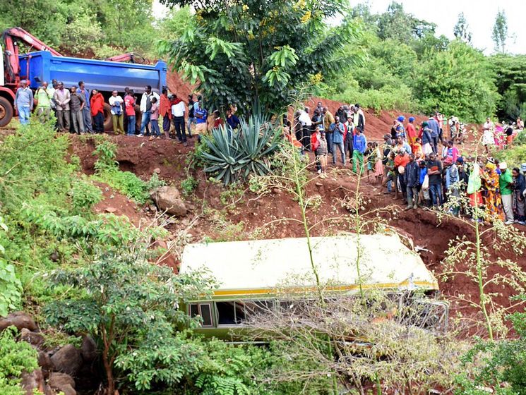 В Танзании 35 людей погибли в результате падения школьного автобуса в ущелье