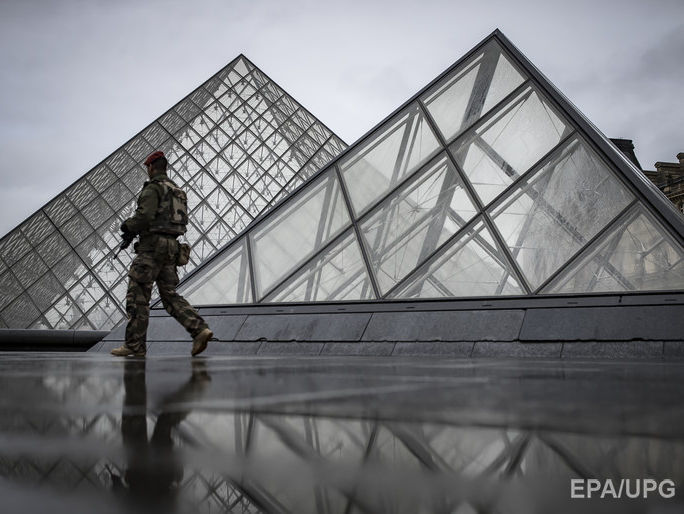 В Париже с площади перед Лувром эвакуировали людей из-за подозрительной сумки