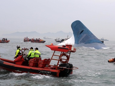 В Южной Корее продолжаются поиски 300 человек с затонувшего парома