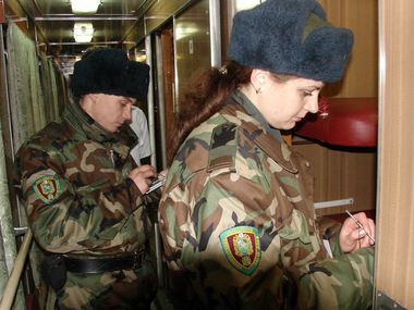 Госпогранслужба задержала троих крымчан, которые везли 5 млн грн
