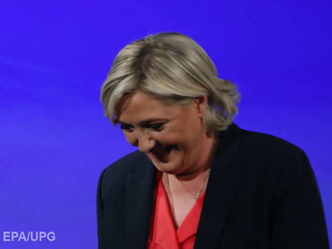 Ле Пен устроила танцы после поражения на выборах. Видео