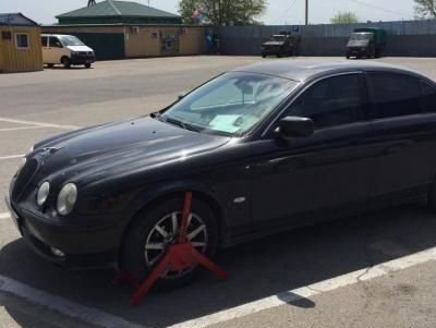 На кордоні з Молдовою українські військовослужбовці затримали викрадений 2008 року в Італії Jaguar. Відео