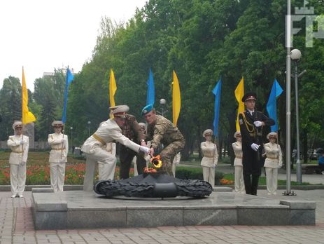 В Запорожье Вечный огонь зажгли ветеран Второй мировой войны и боец АТО. Фоторепортаж