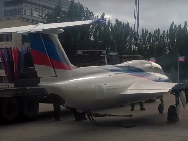 На центральную площадь оккупированного Донецка привезли самолет в цветах "ДНР". Видео