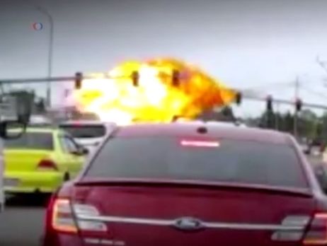 В США самолет упал на переполненный машинами перекресток. Видео