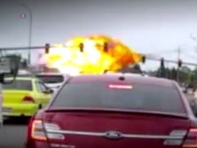 В США самолет упал на переполненный машинами перекресток. Видео